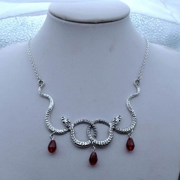 New Gothic Silver-Tone Snake Necklace with Red Dangling Gems - Picture 5 of 5